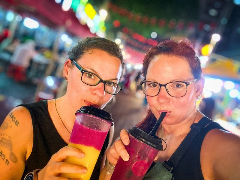 Unterwegs auf dem Nachtmarkt in Kuala Lumpur, Malaysia