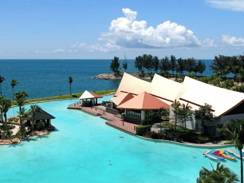 Poollandschaft im stilvollen Hotel in Brunei