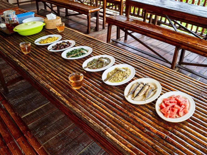 Essen im Langhaus in Kudat