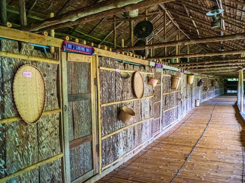 Verzierter Flur im Langhaus auf Borneo
