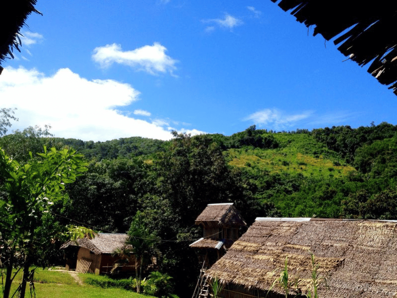 Traditionelles Langhaus auf Borneo