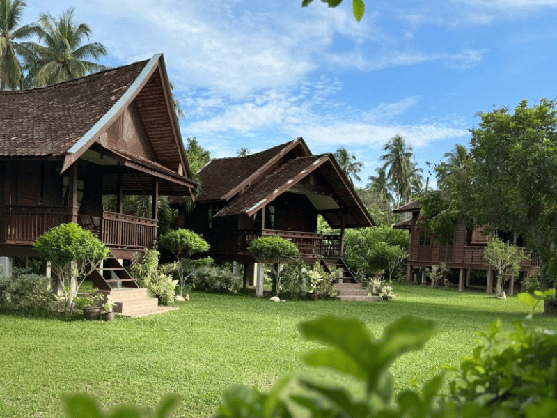 Holzchalets im grünen Garten bei Kota Bharu, Malaysia