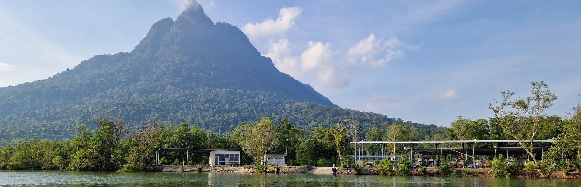 Blick auf den Santubong-Berg vom Fluss aus