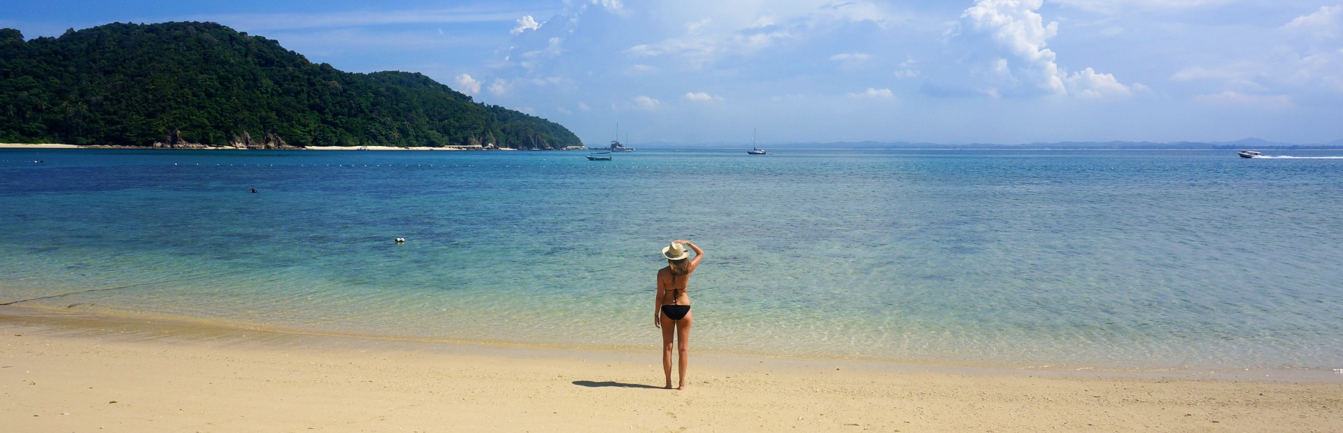 Frau am Strand in Malaysia