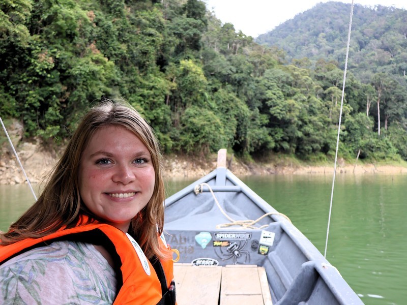 Touristin bei einer Bootsfahrt im Belum Regenwald