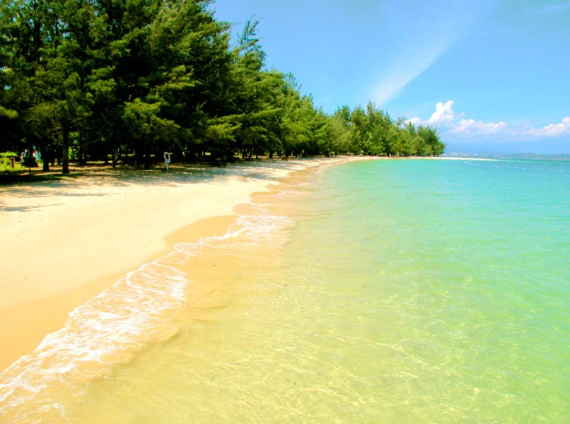 Strand auf Manukan Island auf Borneo