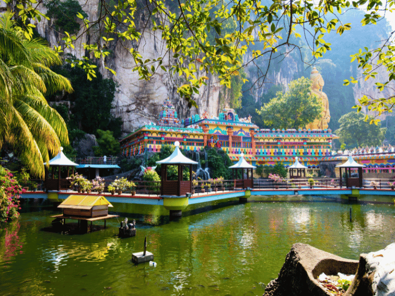 See mit Tempel in den Batu Caves in Malaysia