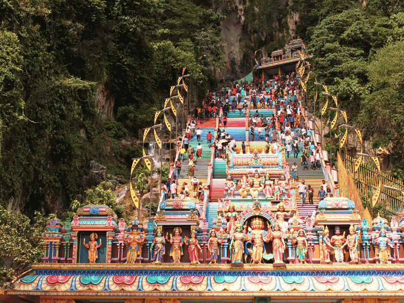 Bunte Treppe zu den Batu Caves in Malaysia