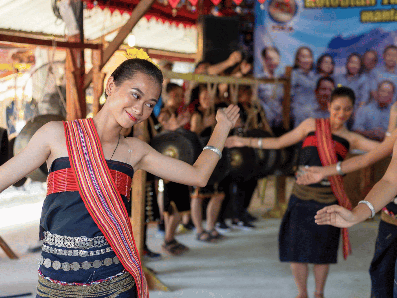 Tänzerinnen im Cultural Village auf Borneo