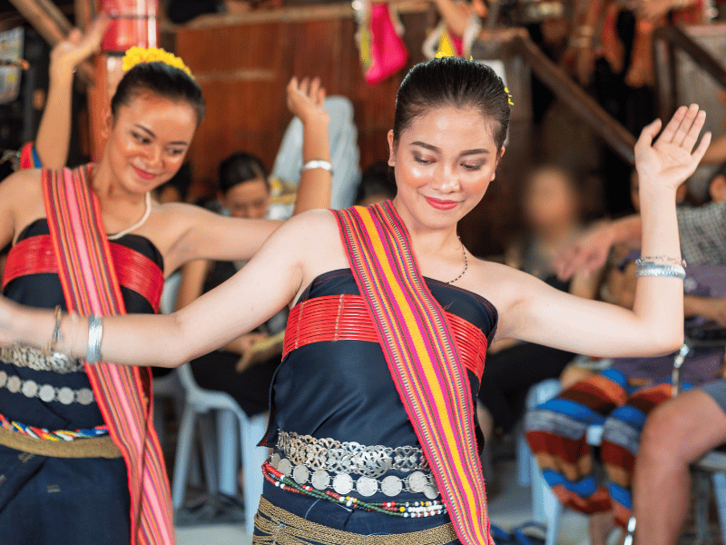 Tänzerinnen im Cultural Village auf Borneo