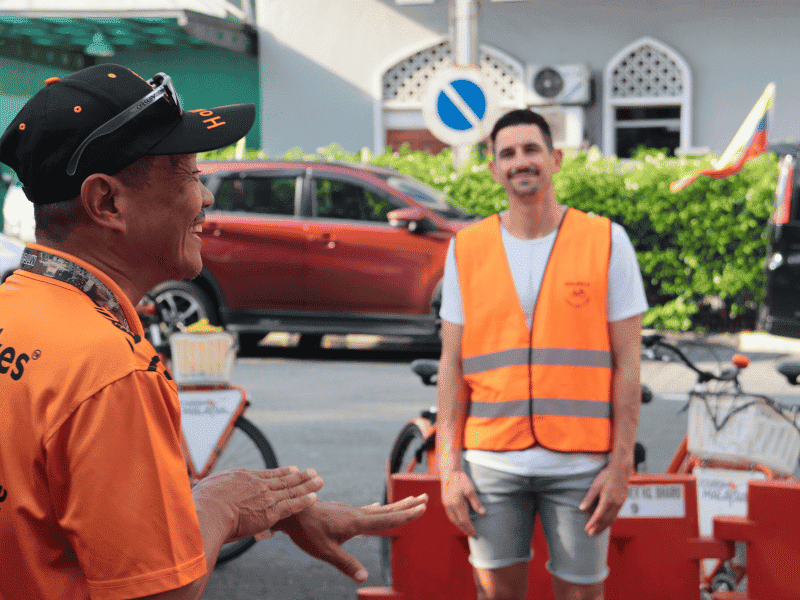 Touristin bei einer Radtour in Kuala Lumpur