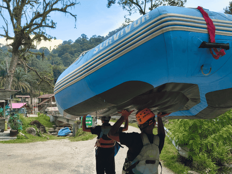 Guides beim Rafting auf dem Kampar River bei Kuala Lumpur in Malaysia