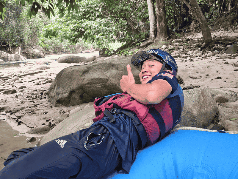 Tourist mit Ausrüstung beim Rafting auf dem Kampar River bei Kuala Lumpur in Malaysia