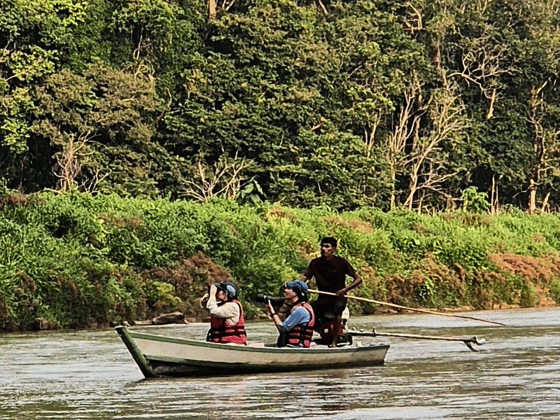 Touristen bei einer Bootstour im Ulu Muda, Malaysia