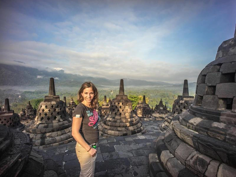 Frau am Borobudur Tempel auf Java in Indonesien