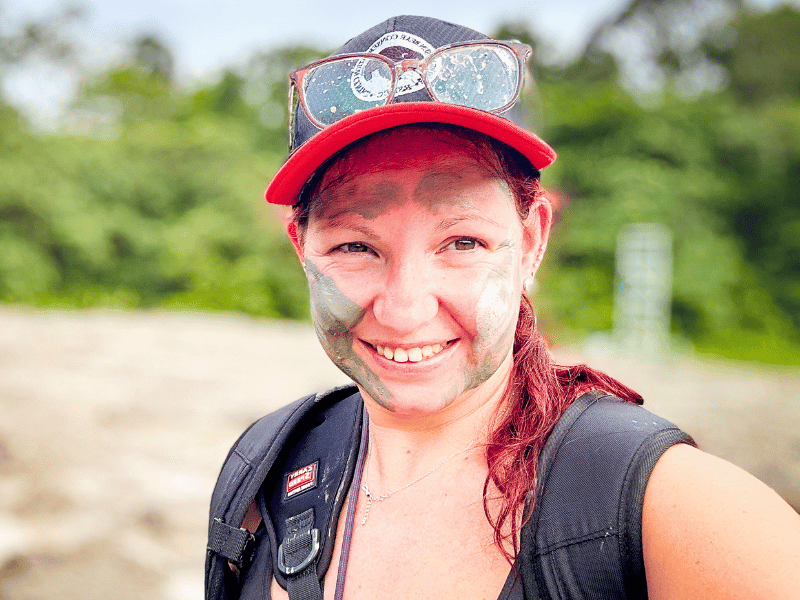 Frau hat Schlamm im Gesicht im Tabin in Malaysia