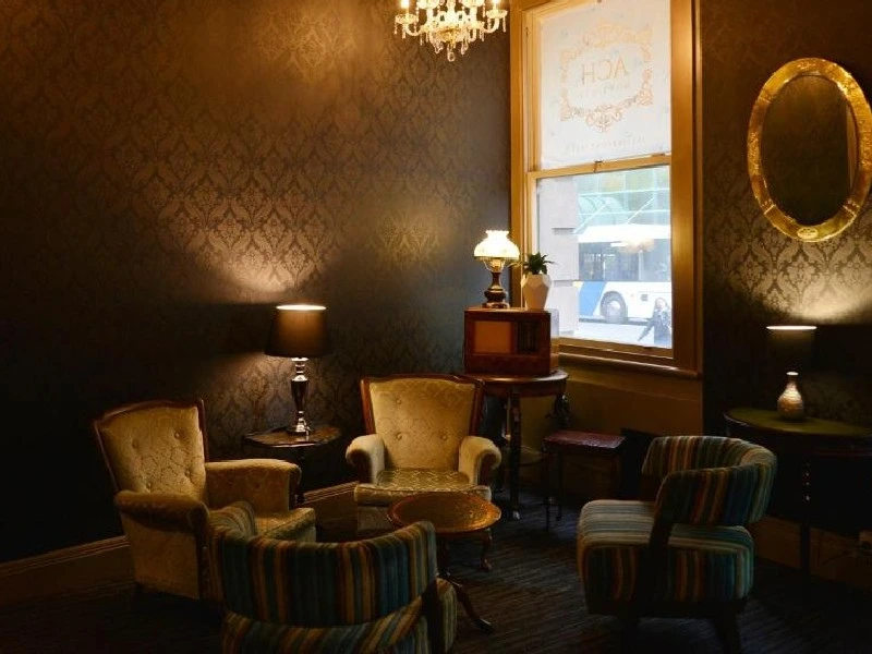 Sitzlounge mit Kronleuchter im Hotel in Auckland