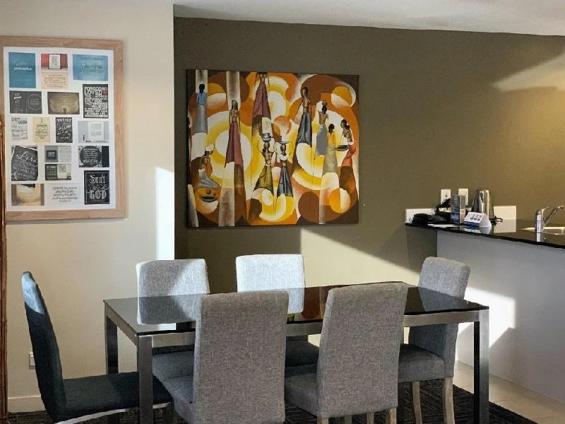 Esstisch und Küche im Hotel in Auckland