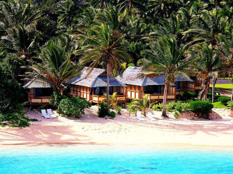 Bungalow am Strand von Palmen gesäumt auf Rarotonga