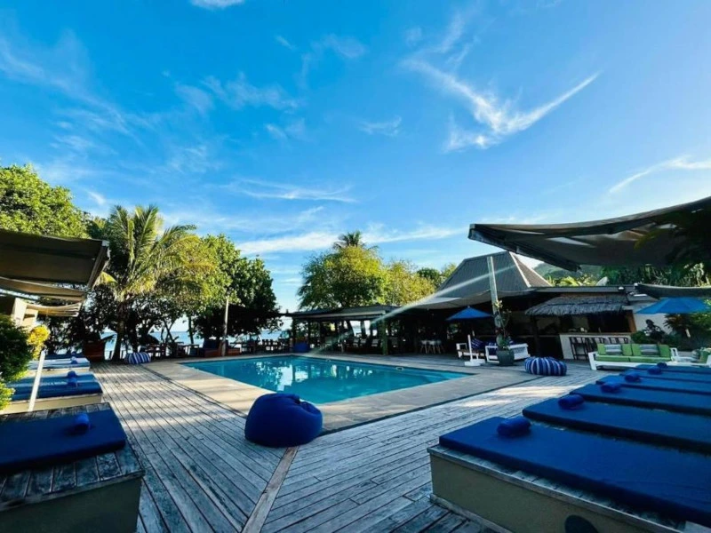 Hotelpool umgeben von Sonnenliegen, Fidschi