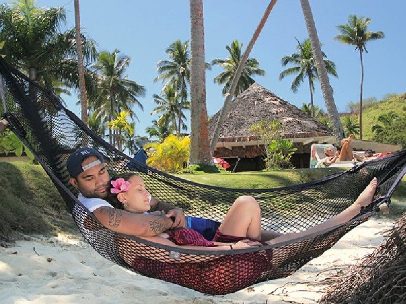 Paar entspannt in Hängematte an der Coral Coast auf Fidschi