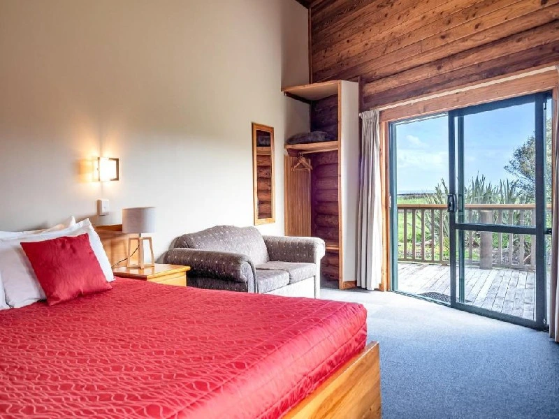 Bett im Chalet mit Blick aufs Meer in Hokitika, Neuseeland