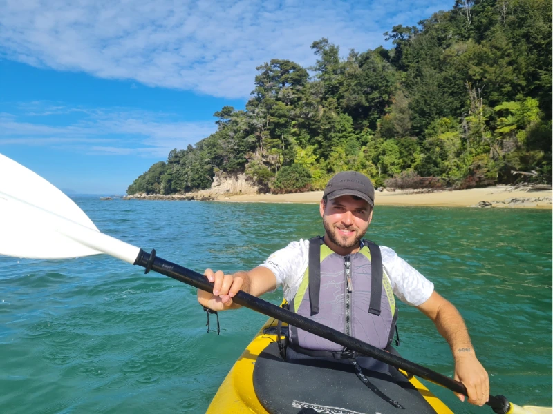 Mann fährt im Kayak durch den Abel Tasman Nationalpark