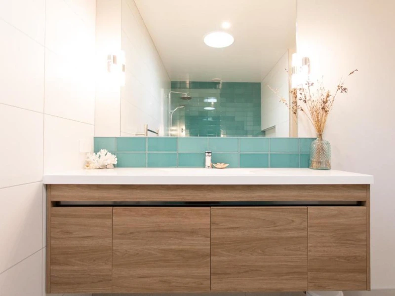 Helles Badezimmer in der Unterkunft, Coromandel, Neuseeland.