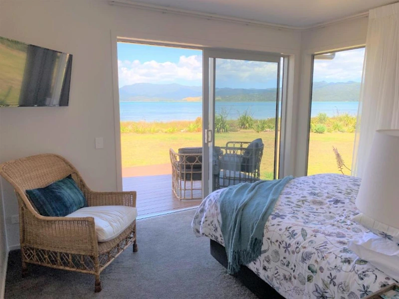 Schlafzimmer mit toller Aussicht, Coromandel, Neuseeland.