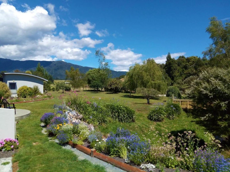 Bunt blühender Garten der Unterkunft in der Golden Bay, Neuseeland