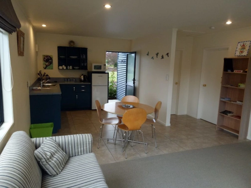 Wohnzimmer und Küche in der Unterkunft in der Golden Bay, Neuseeland