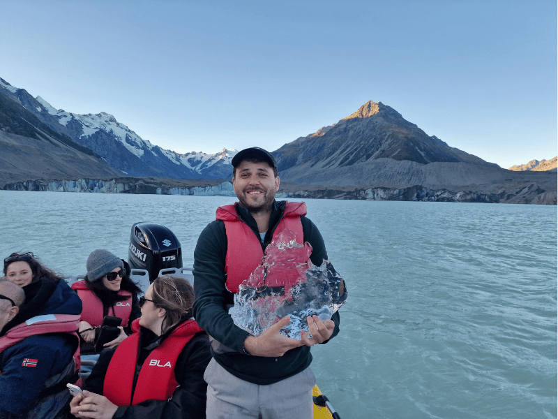 Mann mit Eis in der Hand auf einem Gletschersee