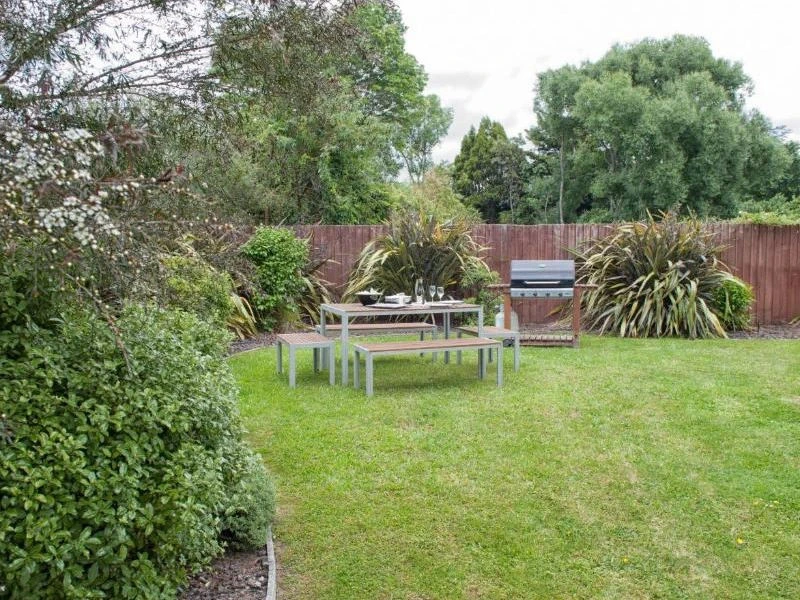 BBQ Grill und Tisch in grünem Garten in Rotorua, Neuseeland