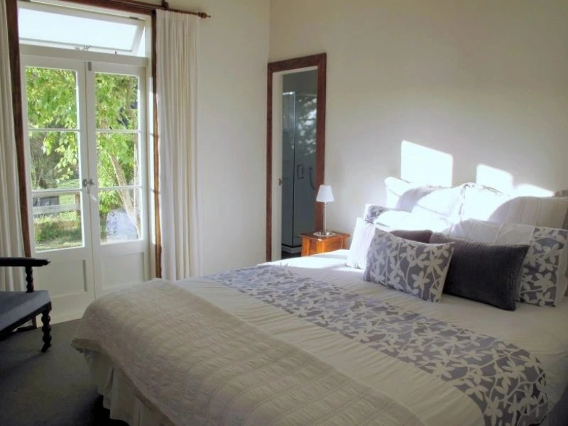 Großes Bett im Hotelzimmer an der Bay of Islands in Neuseeland