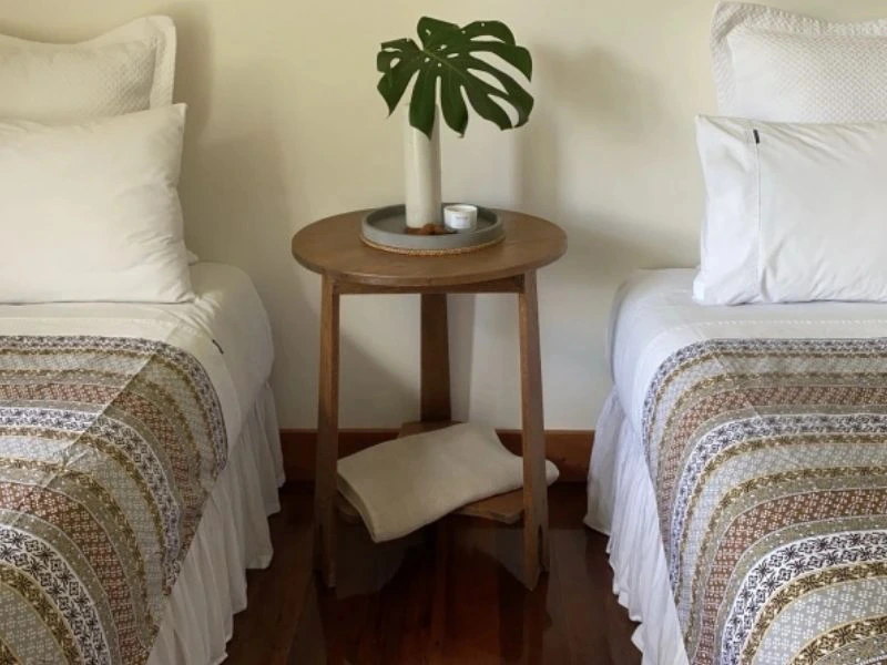 Hotelzimmer mit Twin Betten und einem Nachttisch dazwischen an der Bay of Islands in Neuseeland