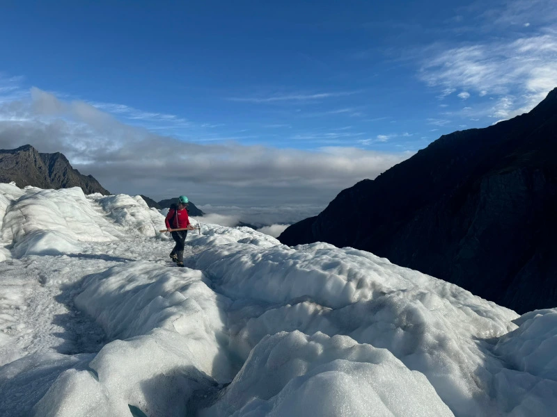Person bei Gletscherwanderung in Neuseeland