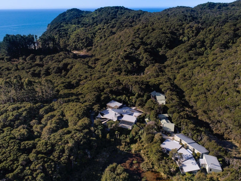 Luftaufnahme der Lodge Unterkunft im Abel Tasman Nationalpark