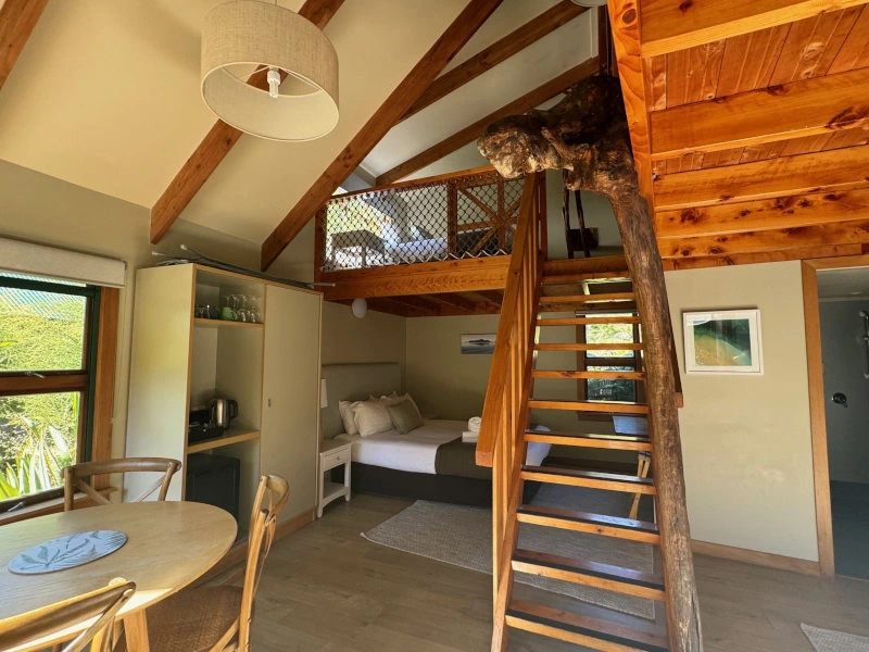 Geäumiges Familienzimmer mit mehreren Ebenen in der Lodge Unterkunft im Abel Tasman Nationalpark in Neuseeland