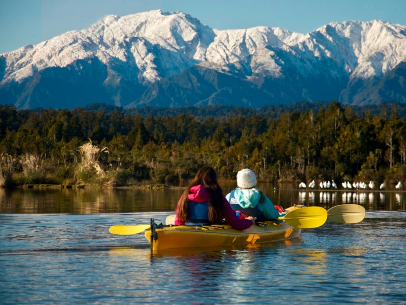 Kajaktour vor Bergkulisse am Franz Josef Gletscher in Neuseeland