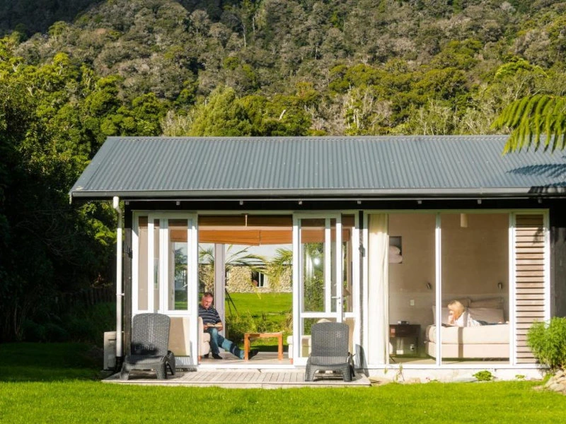 Außenansicht der Lodge bei den Marlborough Sounds in Neuseeland.