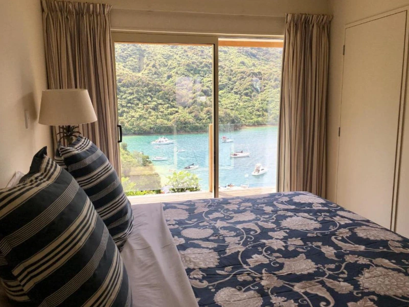 Schlafzimmer in der Lodge bei denMarlborough Sounds in Neuseeland