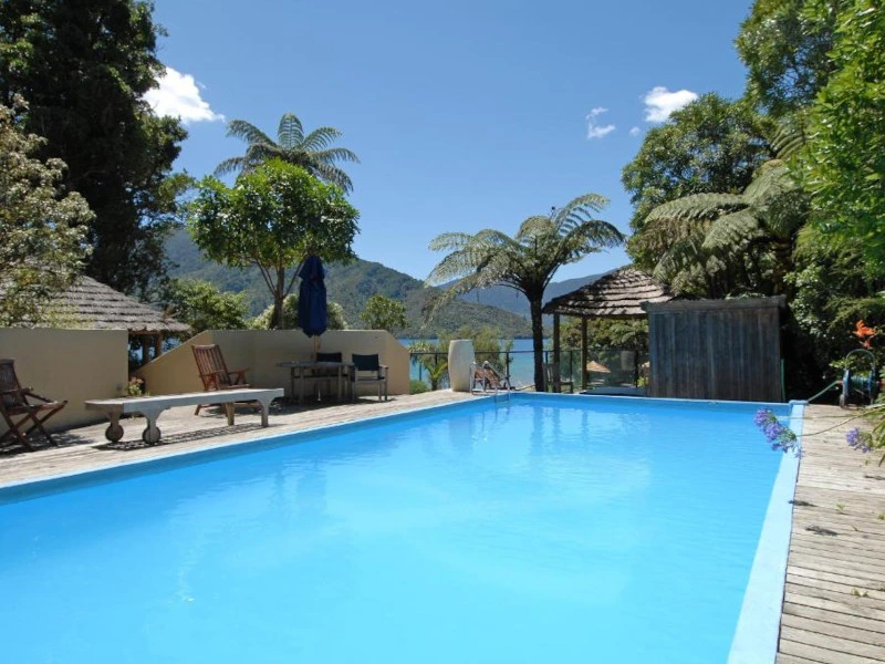 Erfrischender Pool in der Unterkunft bei den Marlborough Sounds in Neuseeland