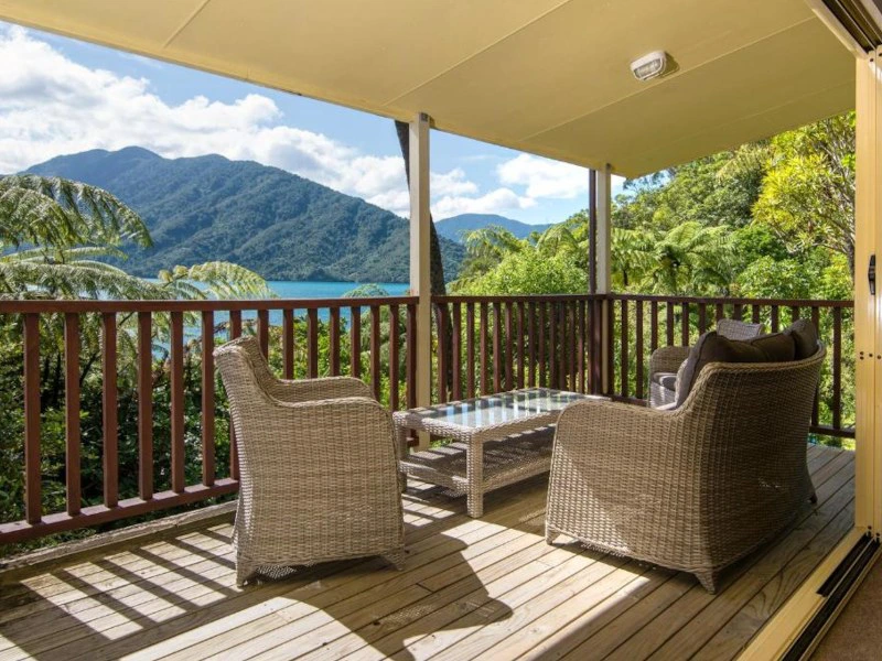 Gemütliche Terrasse mit Sesseln in der Unterkunft bei den Marlborough Sounds in Neuseeland