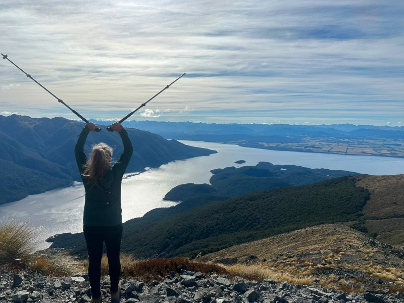 Person bestaunt den Blick über den Lake Manapouri in Neuseeland.