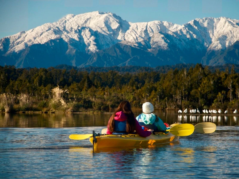 Kajaktour vor Bergkulisse an der Westküste Neuseelands