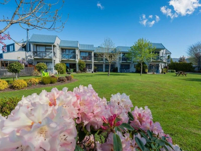 Außenansicht vom Hotel in Te Anau mit Blumen im Vordergrund, Neuseeland