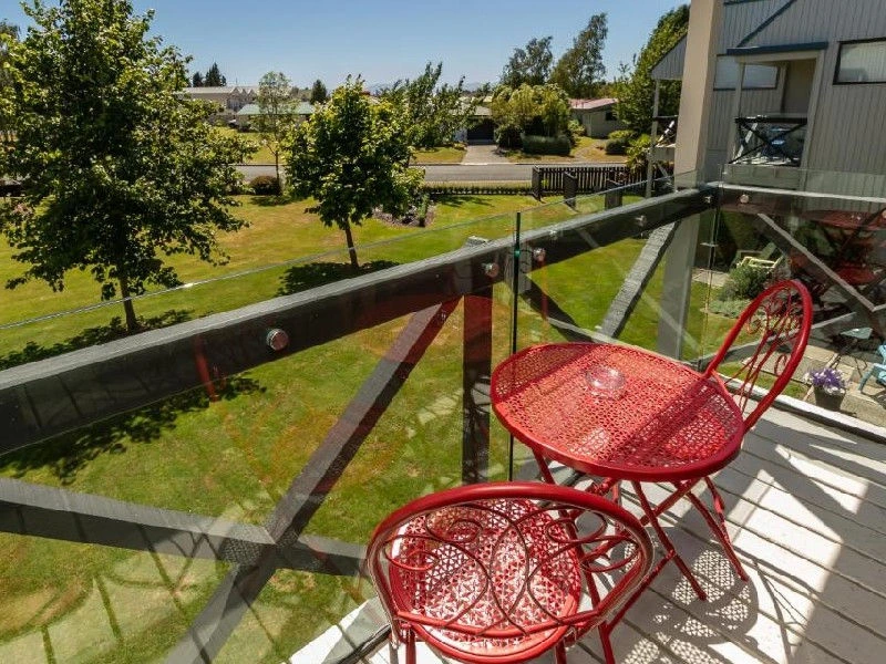 Balkon mit Tisch und Stühlen im Hotel in Te Anau, Neuseeland