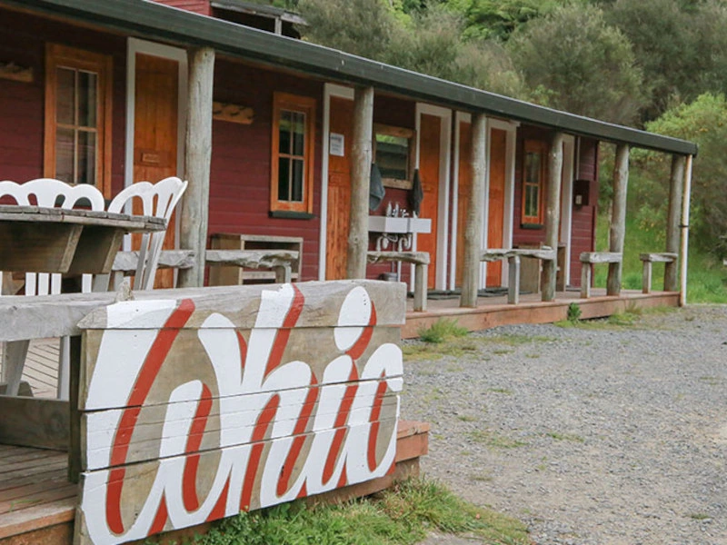 Cabins mit Terrasse bei der Blue Duck Station, Neuseeland Gruppenreise
