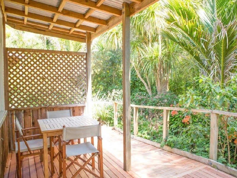 Terrasse am Cottage mit vielen angrenzenden Pflanzen in Hahei