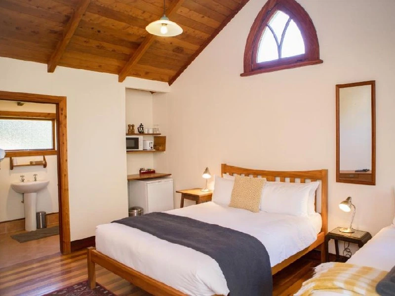 Bett und Bad im Cottage in Hahei